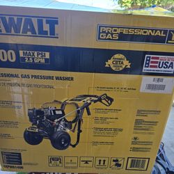 Dewalt 3600 PSI 2.5 GPM Gas Cold Water Professional Pressure Washer with HONDA GX200 Engine