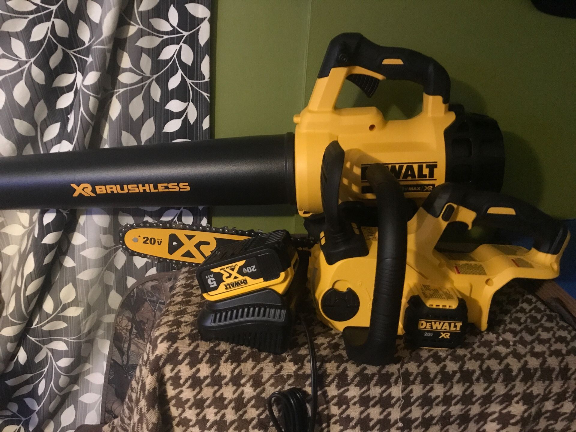 Chainsaw and blower dewalt Brushless