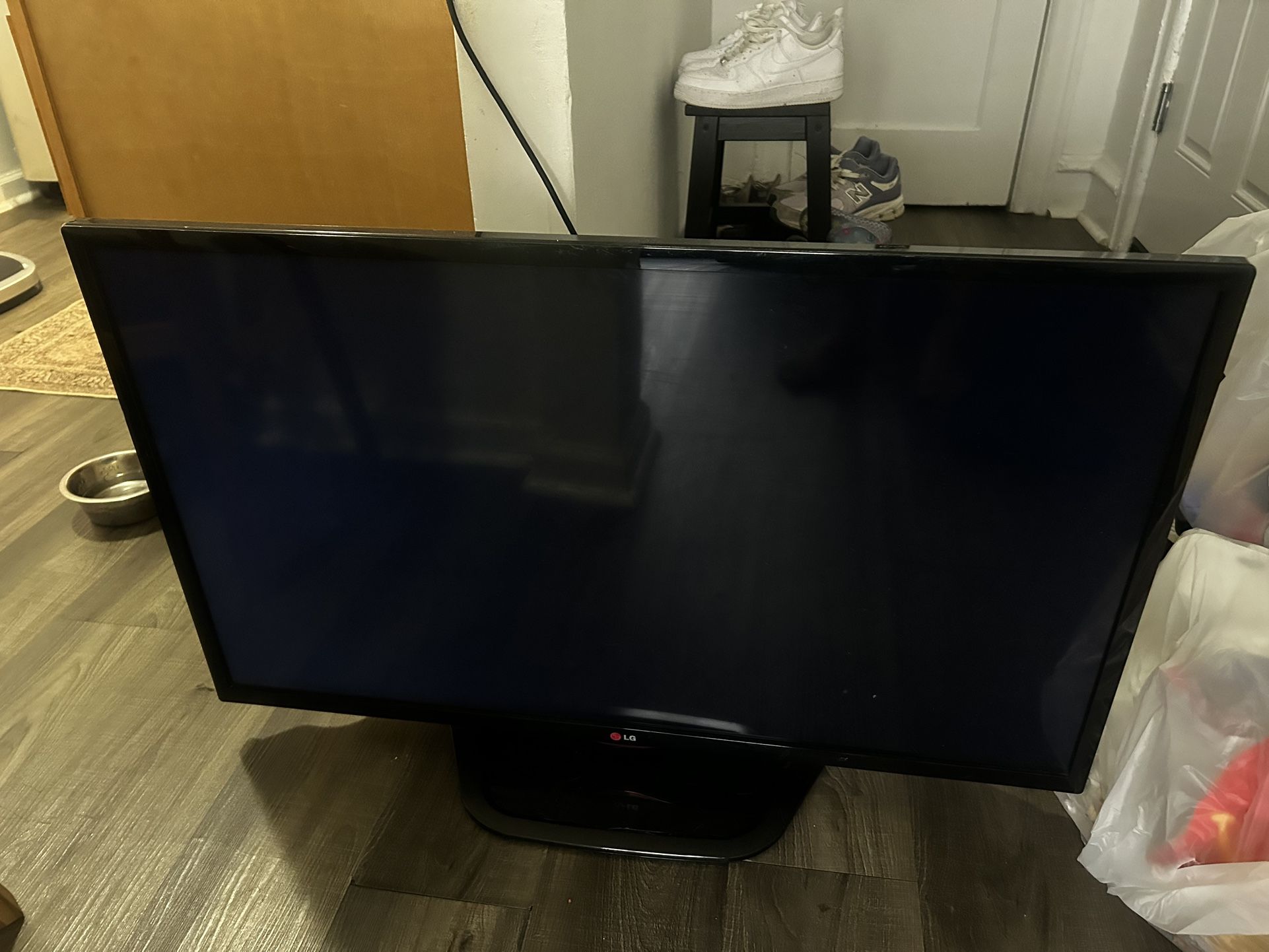39 Inch LG TV - No Remote *Must go*