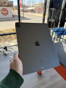 Apple 12.9” iPad Pro M1 Chip 5th gen 128GB WiFi! 90 day warranty! We offer financing!