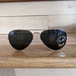 Ray-Ban Iconic Aviator Green/Gold Large Metal Sunglasses. Authentic G-15 RB3025. 58-14-135. 100% UV Protection. Timeless style!

Original Legit New