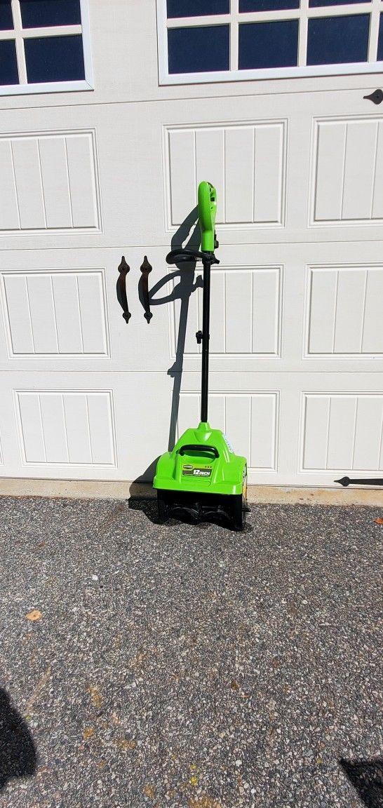 Greenworks 12in Electric Corded Snow Shovel / Snowblower 