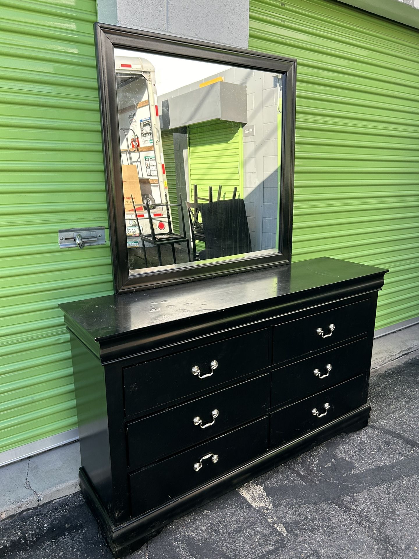 Dresser With Mirror 