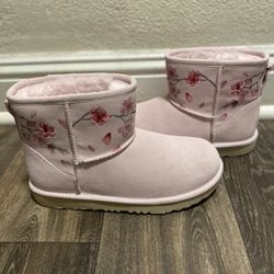 Brand New Uggs Size 5 (NO BOX)