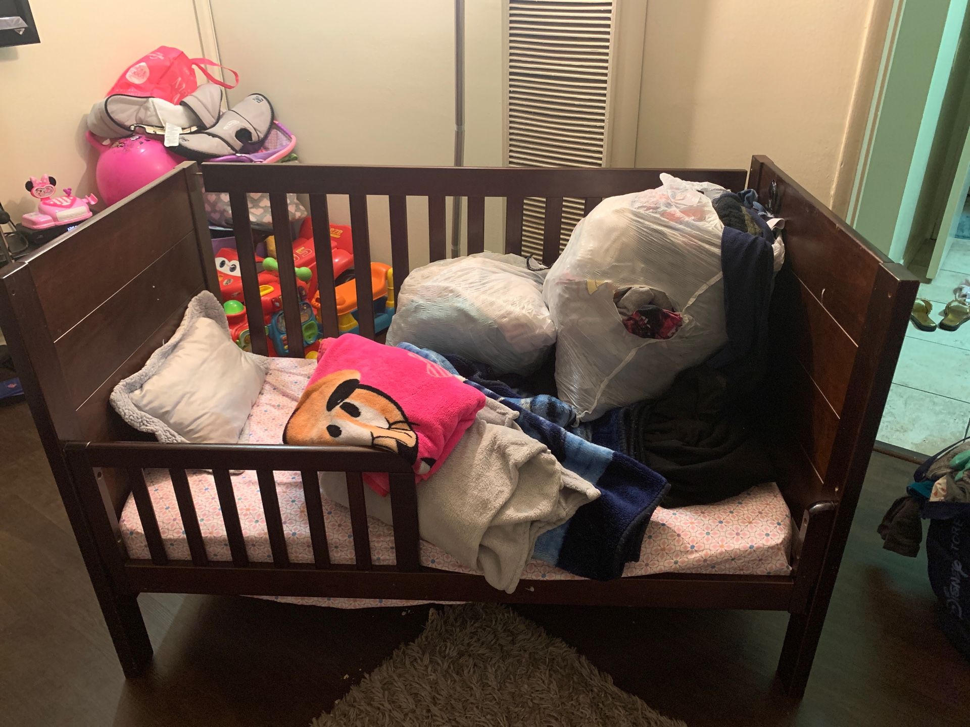 Toddler crib with mattress