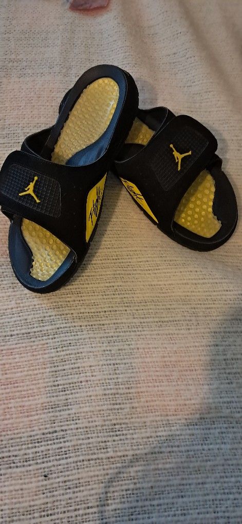 Jordan Hydro4 Thunder Black Tour Yellow