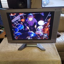 Sylvania 6620LDT, 20" LCD TV / DVD /CD Player Combo Television

