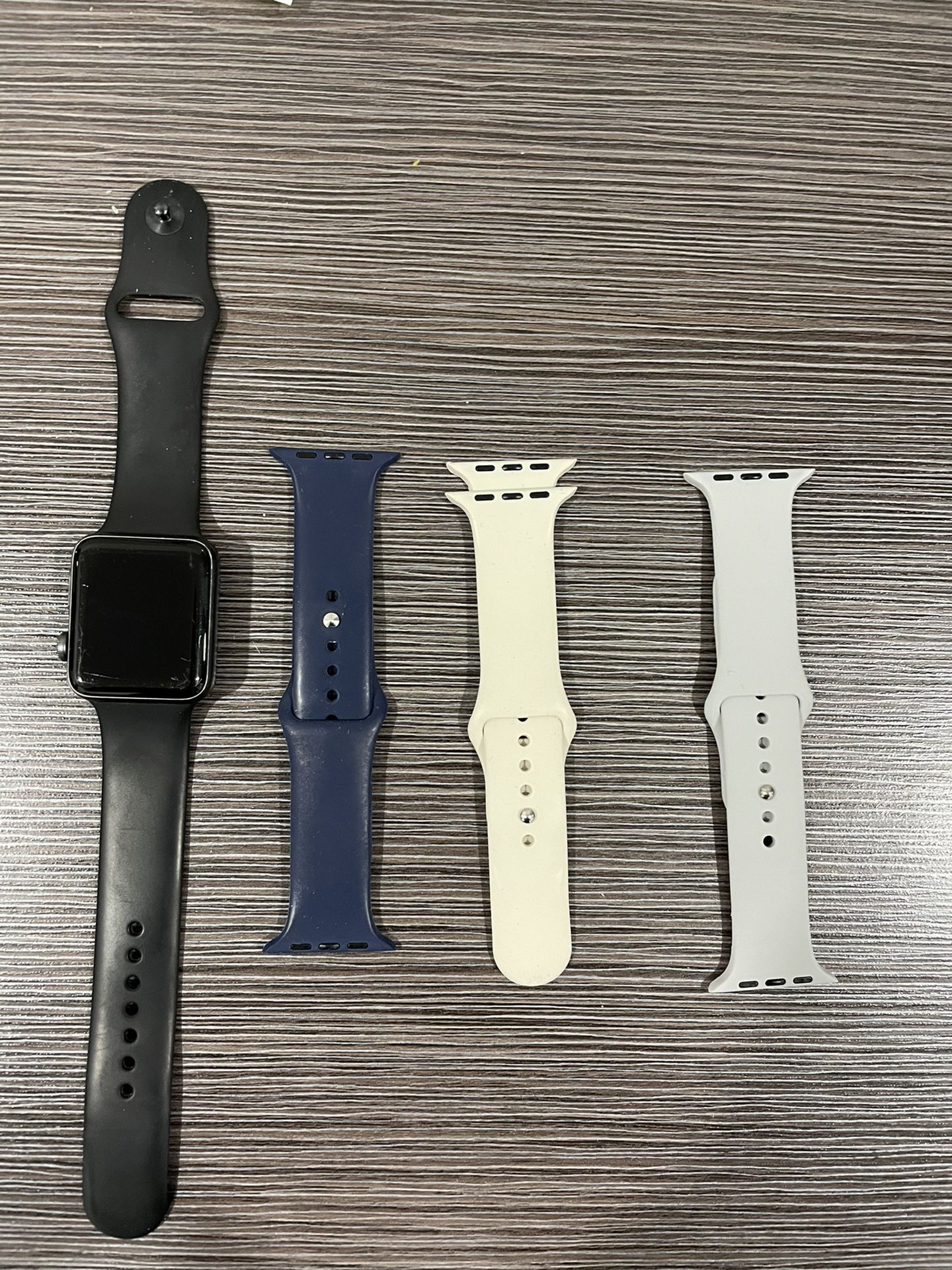 Apple Watch series 3 42mm screen (gps) comes with charger and 3 additional bands