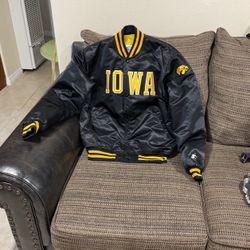 Size Large, Vintage IOWA Hawkeyes Starter Made In The Usa Jacket ,NEW.