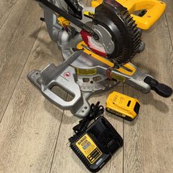 Miter Saw 20v Con Batería Y Cargador 
