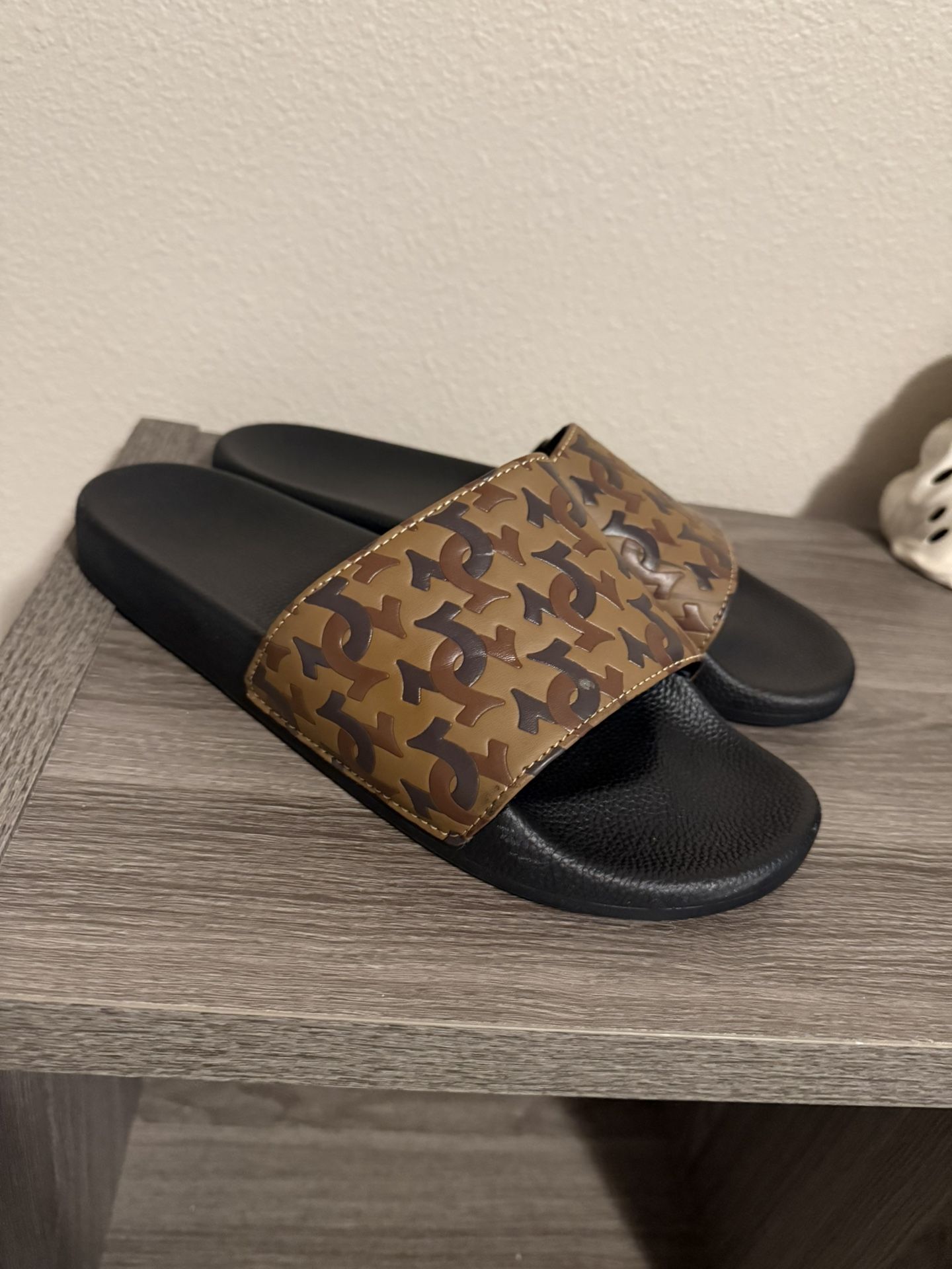 TRUE RELIGION SLIDES