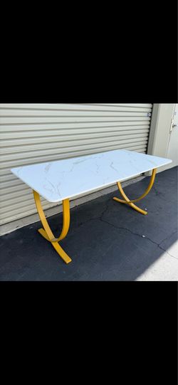 Modern Extendable Kitchen Table with Faux Marble Table Top and Gold Legs Excellent Condition