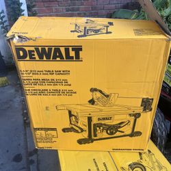 Dewalt 8-1/4" (210 mm) TABLE SAW WITH 24-1/2" (622.3 mm) RIP CAPACITY
