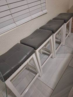 4 New bar Stools great condition