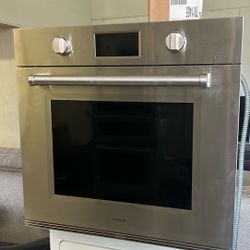 WOLF 30” WIDE ELECTRIC BUILT IN WALL OVEN 