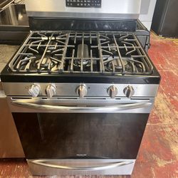 Frigidaire Gas Stove 5 Burners / Estufa De Gas Frigidaire 