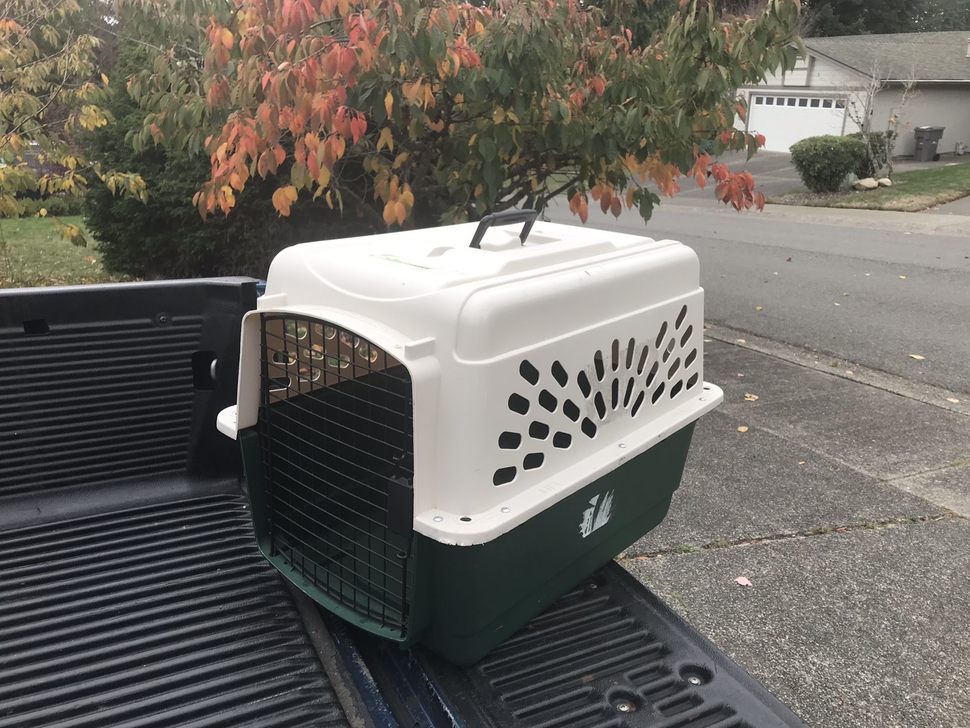 Medium Dog Kennel Crate Carrier Airline Approved like New 28" L by 20" W by 20" H 