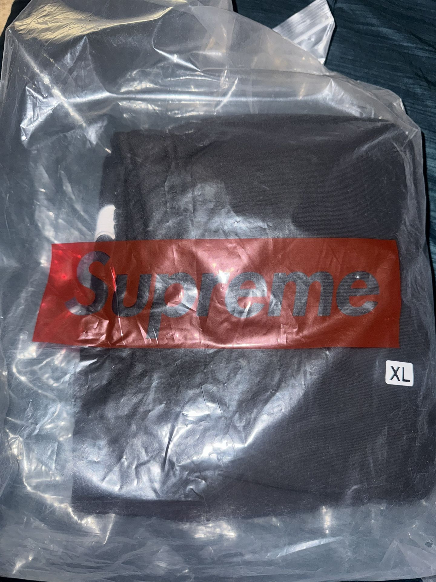 SUPREME APPLIQUE SWEATS