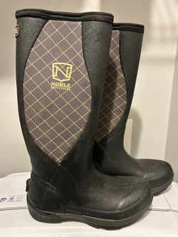 Women’s Size 8 Noble brand muck boots