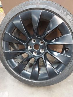 Like NEW MICHELIN TIRE ON 20"  X 9.5" BLACK RIM OFF 2023 TESLA Y LONG RANGE 