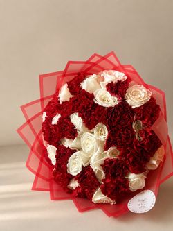 White rose and red carnation ramo de Flores bouquet