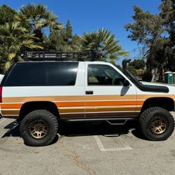 1999 Chevy tahoe  lifted ,new rebuilt engine  Parts