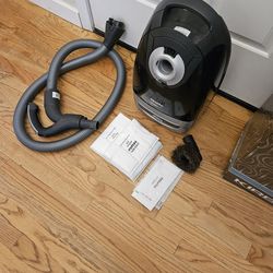 MILIE VACUUM ,, WORKS EXCELLENT  ,AMAZING POWER SUCES