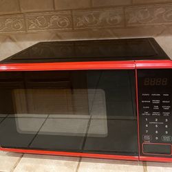 Mainstays 0.7 Cu ft Counter Top Microwave Oven /1100 Watts/It Was Only Used for 1 Month/Like New
