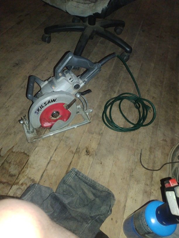 Skilsaw 7 1/4 Worm Drive Circular Saw