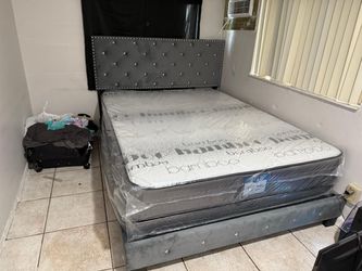 NEW MATTRESS QUEEN SIZE PLUSH WITH BOX SPRING