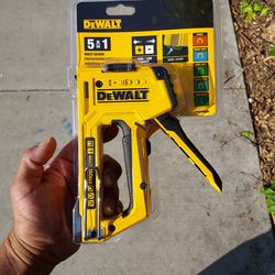 DEWALT 5 IN 1 MULTI TACKER / Stapler