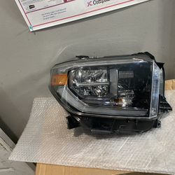 2018-2020 Toyota Tundra Right Headlight 