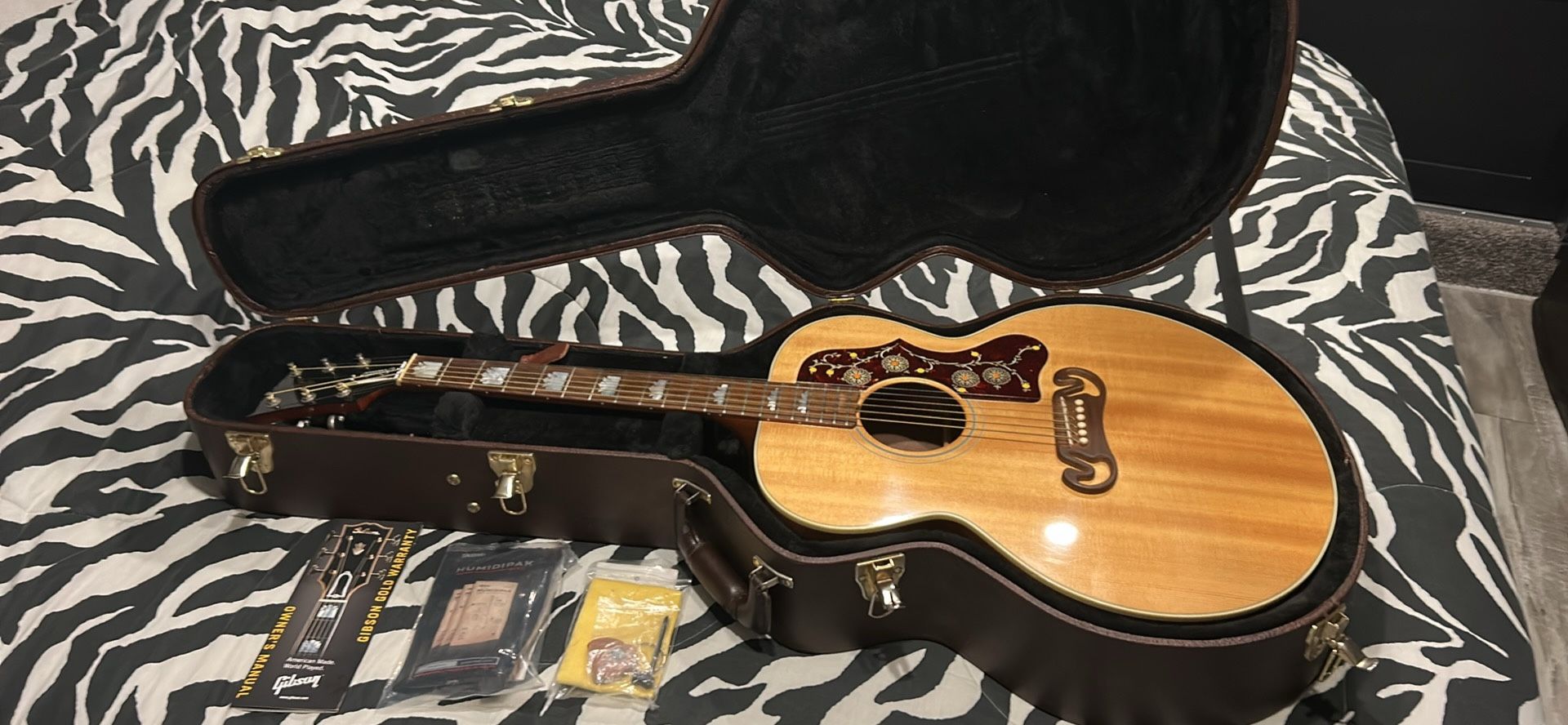 2020 Gibson SJ 200 Studio Chestnut