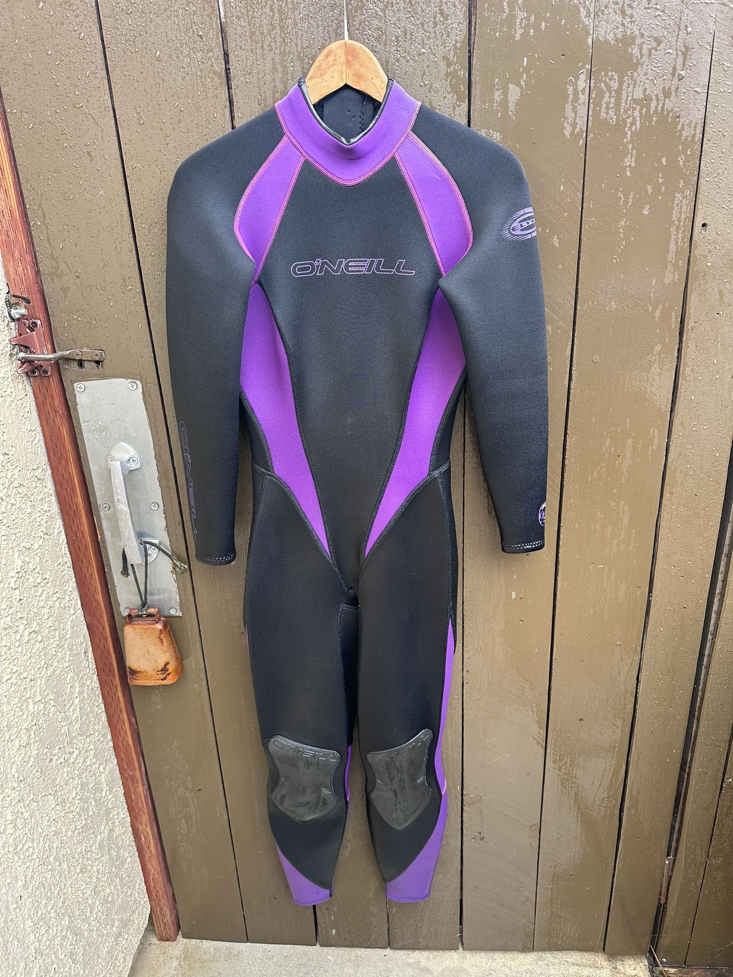 To surf wet suits surfing
