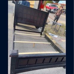 🎁BEAUTIFUL QUEEN  SIZE BED FRAME🎁