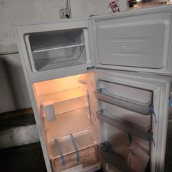 evidencia Relativamente Amperio Refrigeradora Pequeña De 7 Pies Cubicos for Sale in Miami, FL - OfferUp
