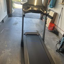 Proform 9000 Treadmill w/ 22in Screen 
