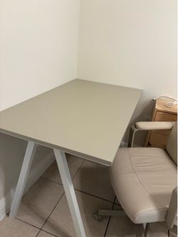 Escritorio con o sin silla.