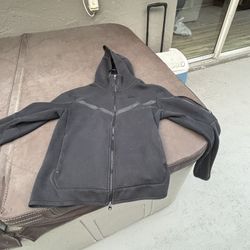 Small Black Nike Tech PRICE NEGOTABLE NEED GON