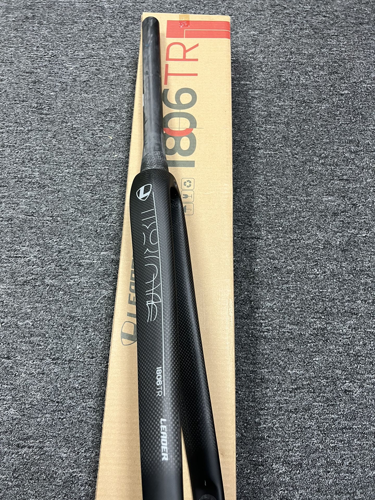 Leader carbon fork 2025