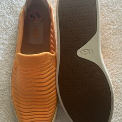 UGGS Size 5 1/2 New
