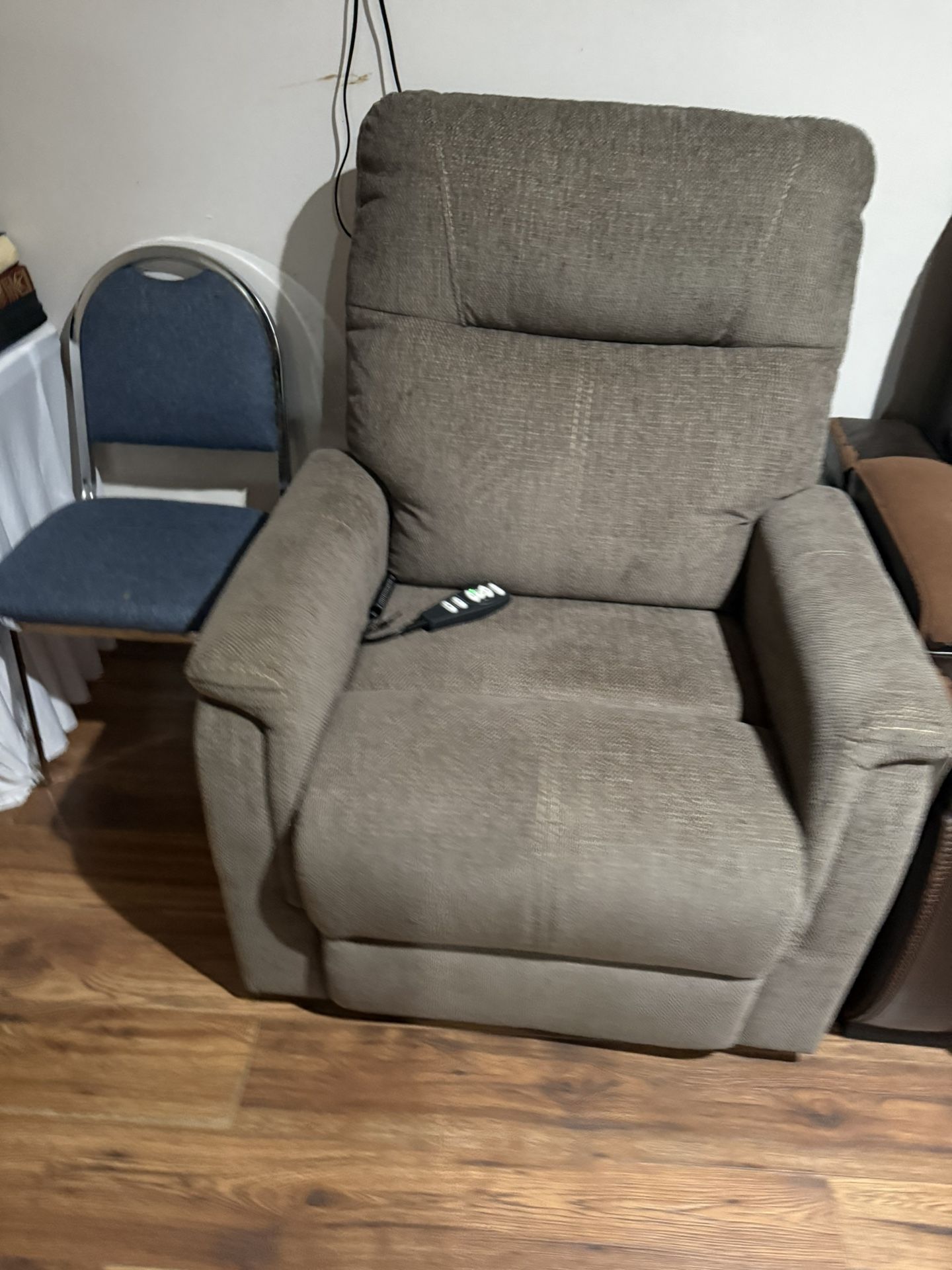 Ovation Power Lift Recliner w/ Heat & Massage