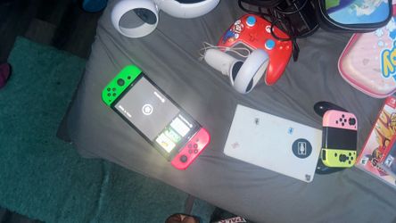 nintendo oled and oculus quest 3 used like new with cases and remotes and chargers