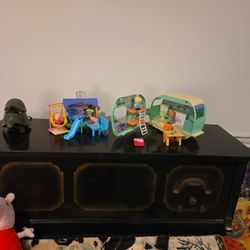 PEPPA PIG CAMPER & TOYS, PEPPA PIG SCHOOL HOUSE & TOYS SEE DESCRIPTION 