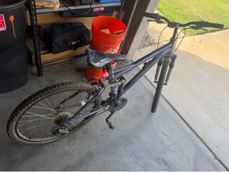 Men’s Mongoose mountain bike.