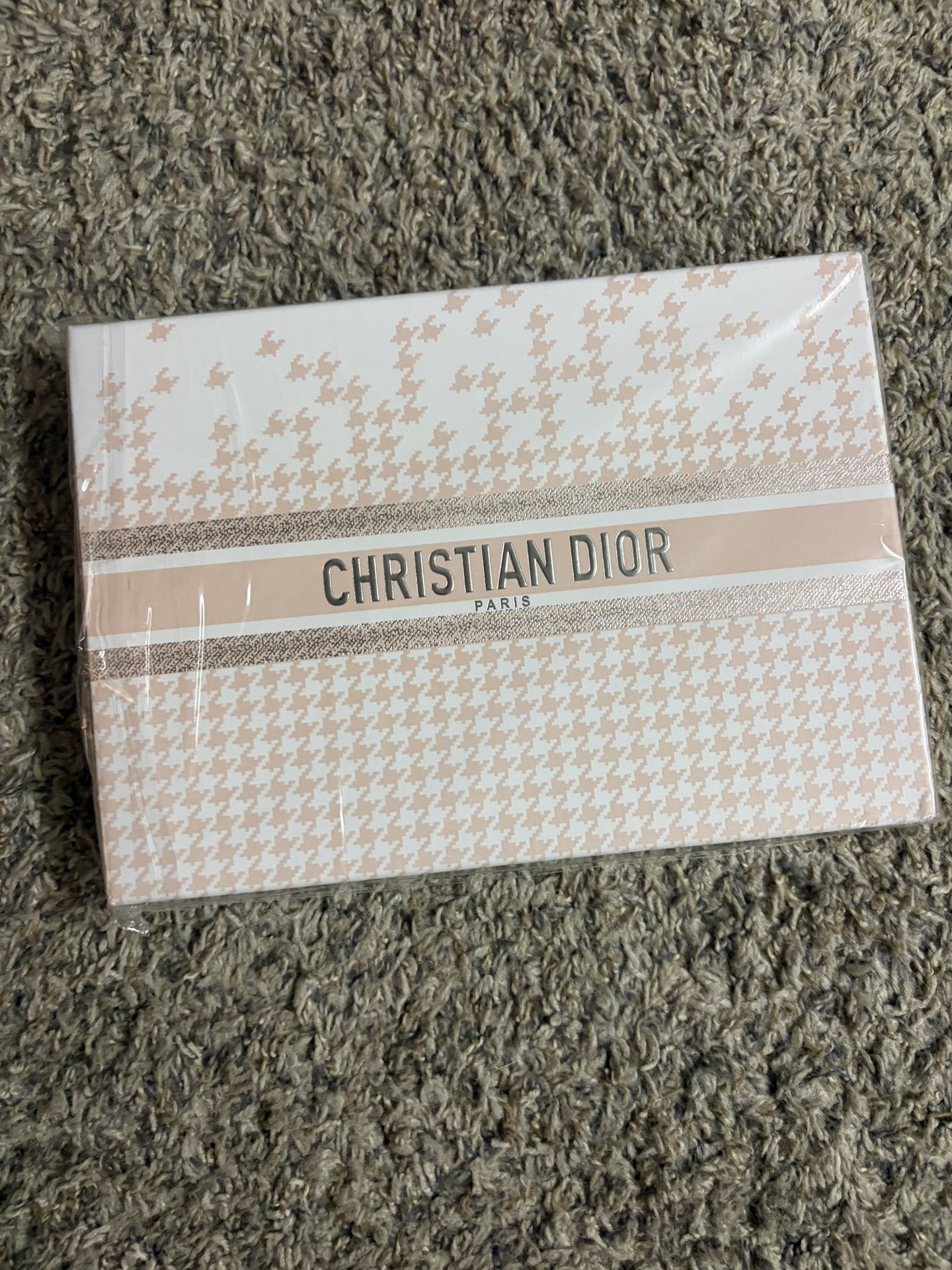 Christian Dior Luxury Fragrance Sample Set (12 x 7.5ml / 0.25 fl oz)
✨ A curated selection of iconic Dior fragrances.
📦 Brand new – sealed, never ope