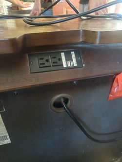 4 piece bedroom set has Electricle in the night stands plus USB