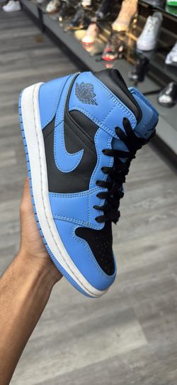 university blue jordan 1 mid 
