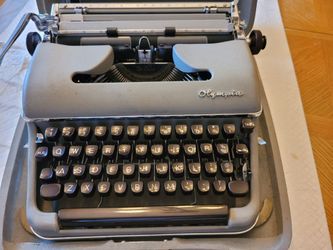 Olympia Werke AG. Wilhelmshaven Typewriter 1960s Excellent Condition - $100 FIRM