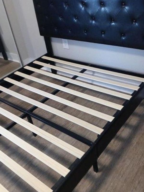 Black Bed Frame And Mattress Size: Full 